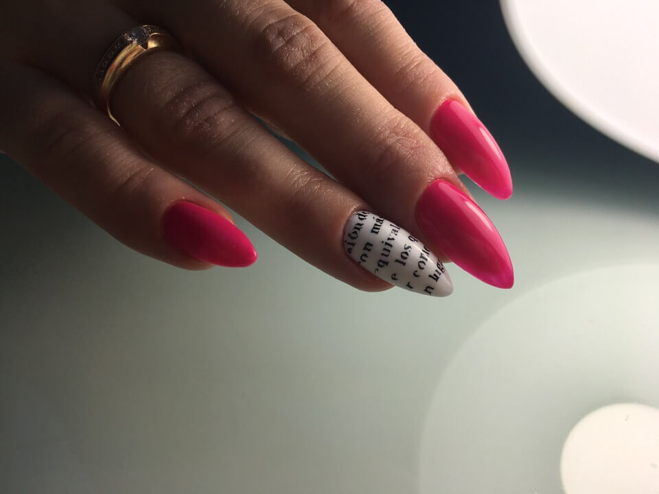 Фото длинных ногтей с розовым маникюром и печатью